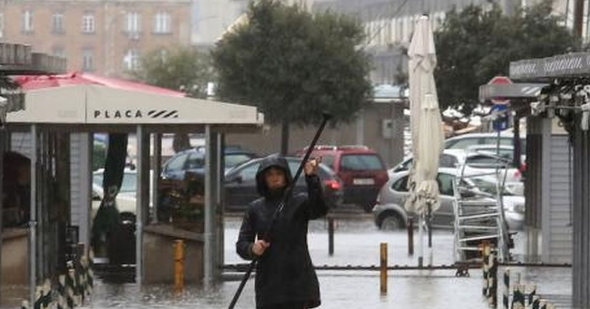 U poplavljenoj Rijeci žena smislila nevjerojatno rješenje za kretanje gradom