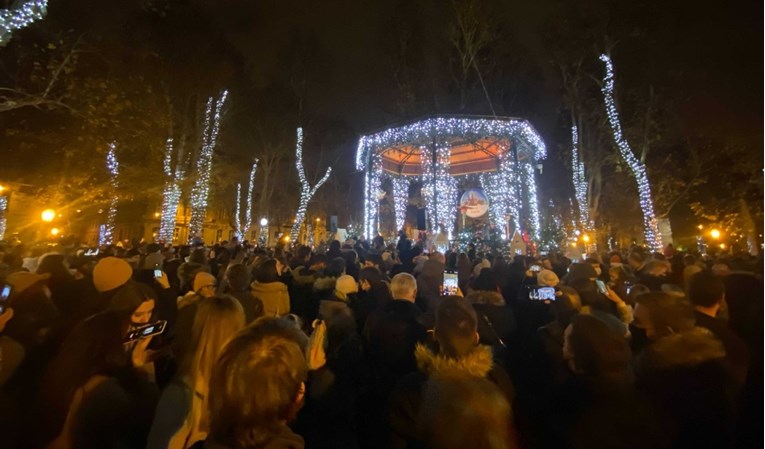 VIDEO Upaljene lampice na Zrinjevcu, okupila se gomila građana