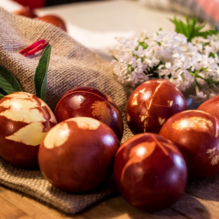 Ako jaja želite obojiti na prirodan način, iskoristite neke od sastojaka iz kuhinje