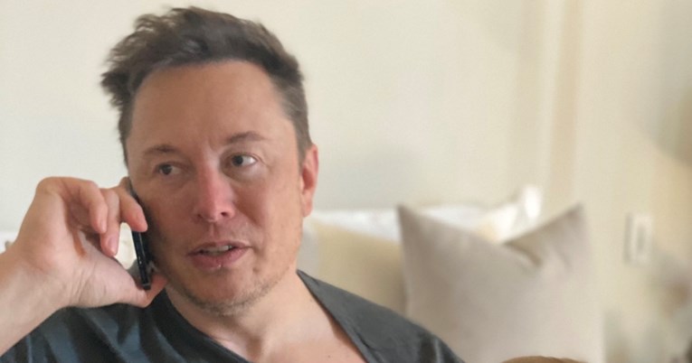 Elon Musk oduševio fanove rijetkom fotografijom na kojoj pozira s djevojkom i sinom