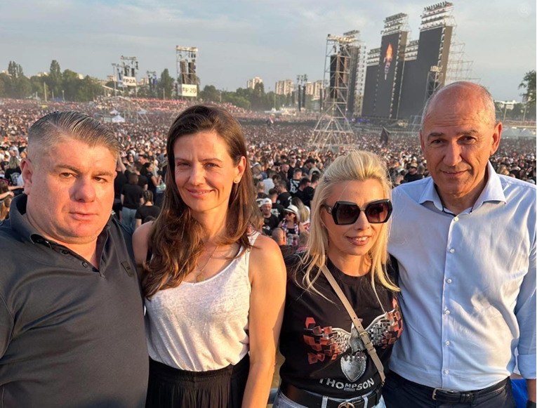 "Če ne veš kako je bilo": Na Janšinim skupovima pjevaju obradu Thompsonove pjesme