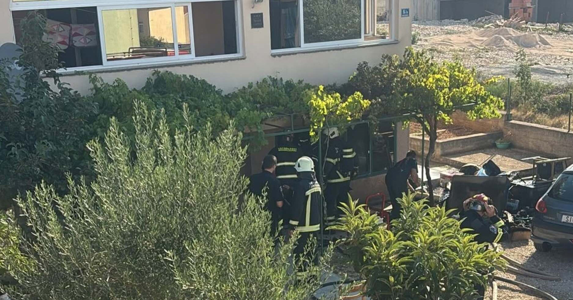 FOTO Požar u obiteljskoj kući kod Šibenika, ozlijeđen muškarac