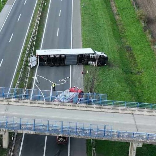 FOTO Vatrogasci objavili slike iz zraka prevrnutog kamiona koji je blokirao A3