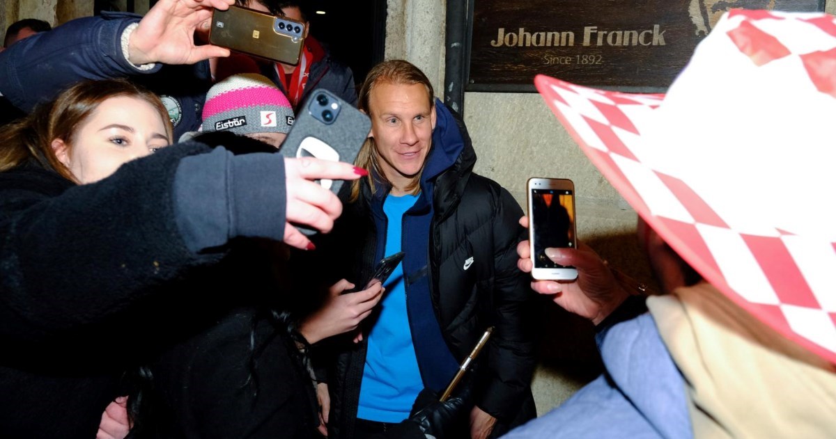 Nakon dočeka na Trgu obožavateljice okružile Vidu, nogometaš nasmijano pozirao