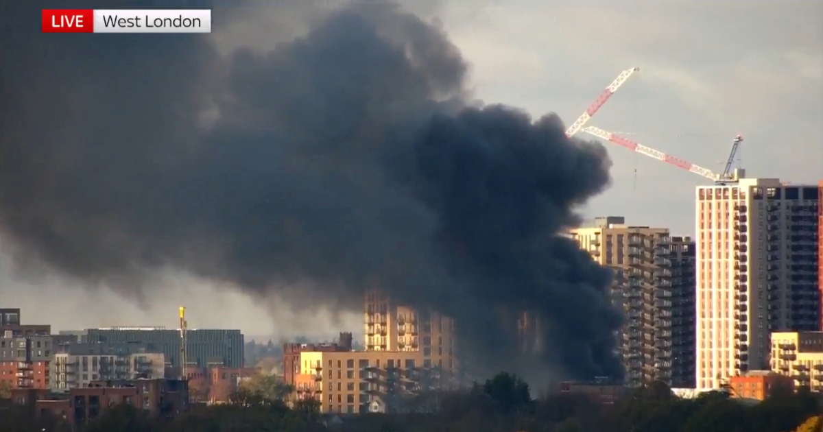 VIDEO Veliki požar u skladištu u Londonu. 150 vatrogasaca na terenu