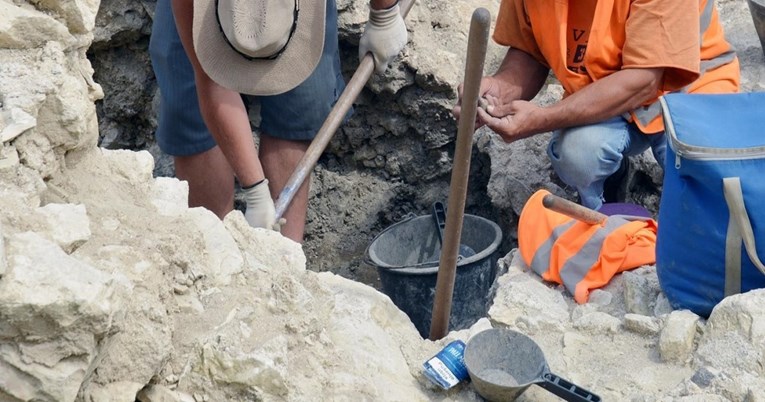 Neovlašteno iskapali arheološki lokalitet u Posedarju, dobili kaznenu prijavu