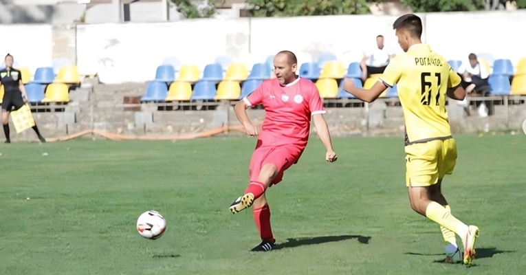 On je vlasnik kluba i najstariji profesionalni nogometaš na svijetu