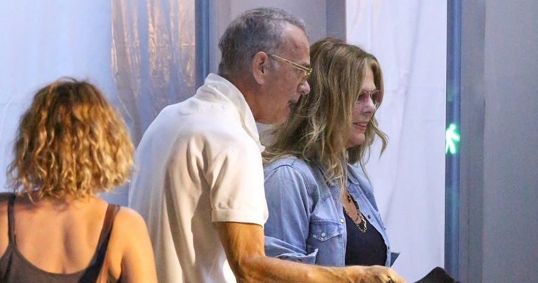 Tom Hanks snimljen u izlasku sa suprugom, svojim izgledom je zabrinuo fanove