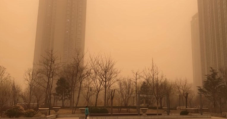 VIDEO Peking zasut gustom smeđom prašinom: "Izgleda kao kraj svijeta"