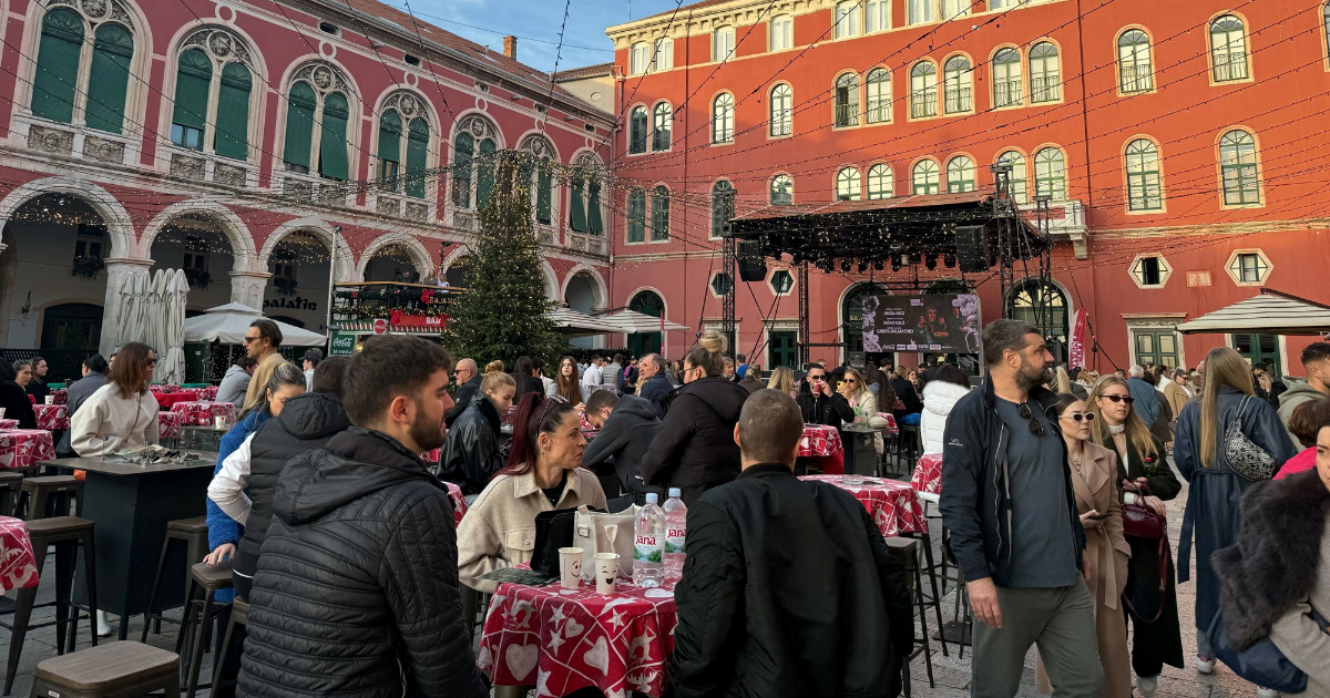 FOTO Prošetali smo Adventom u Splitu, grad je pun posjetitelja