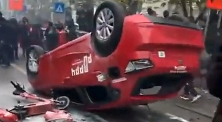 Marokanski navijači u Belgiji preokrenuli auto i potukli se s policijom