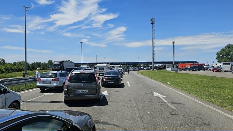 Ogromne su gužve na najvećem ulazu iz Srbije u Hrvatsku