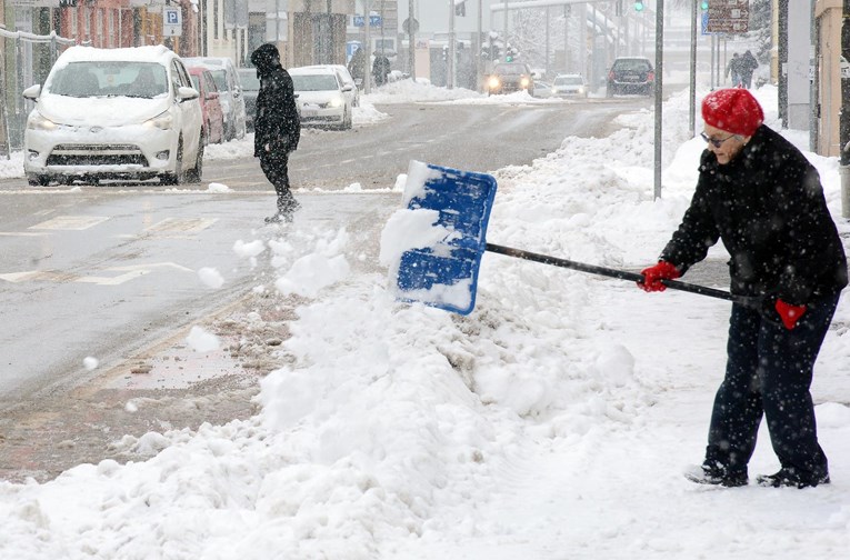 Sisak i županija pod snježnim pokrivačem: Promet usporen, ali bez većih problema
