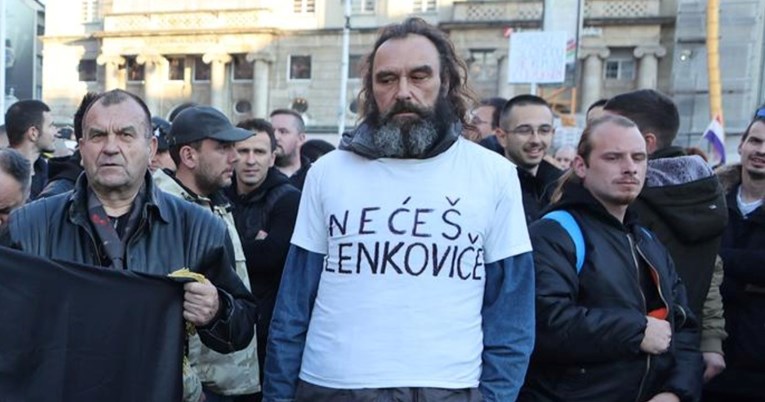 Ljudi komentiraju natpis na majici ovog tipa s prosvjeda: U školi došao do akuzativa