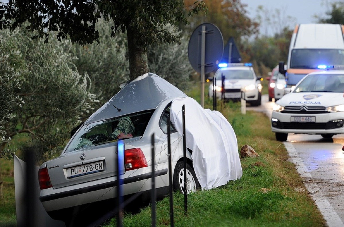 FOTO U Istri se zabio u stablo i poginuo. Automobil je potpuno uništen