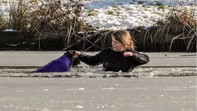 Hrabra žena skočila u poluzaleđeno jezero i spasila psa