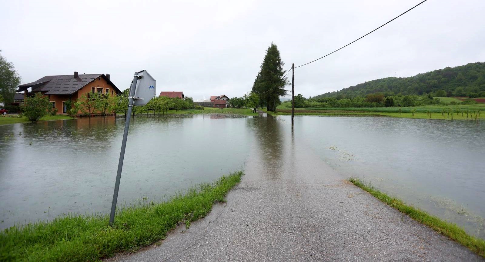 U Gospiću zbog poplava zatvorene dvije ceste