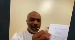 Mike Tyson je ugovor za povratničku borbu potpisao s džointom u ustima