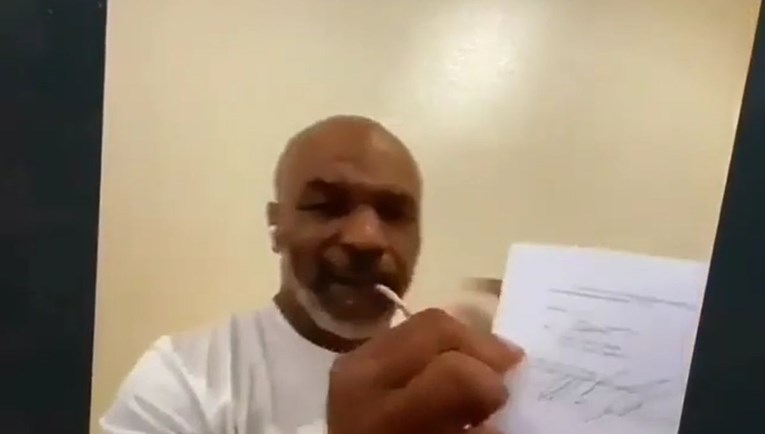 Mike Tyson je ugovor za povratničku borbu potpisao s džointom u ustima