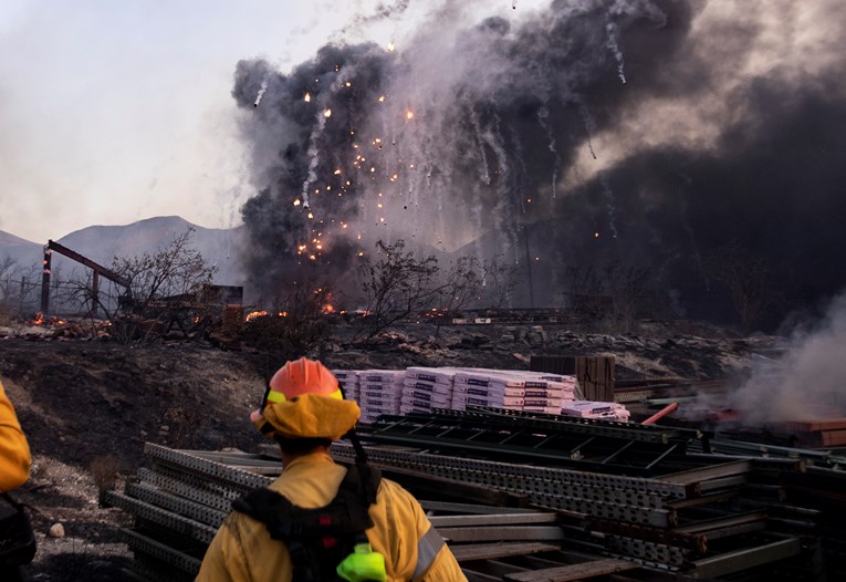 Zbog požara u Kaliforniji 2000 ljudi evakuirano, a 200.000 domova bez struje