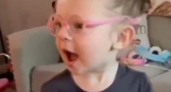 Dvogodišnja djevojčica prvi put stavila naočale pa se oduševila svijetom oko sebe