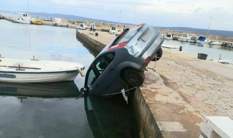 Fotka "parkiranja u Dalmaciji" postala hit na Fejsu, odmah se vidi zašto