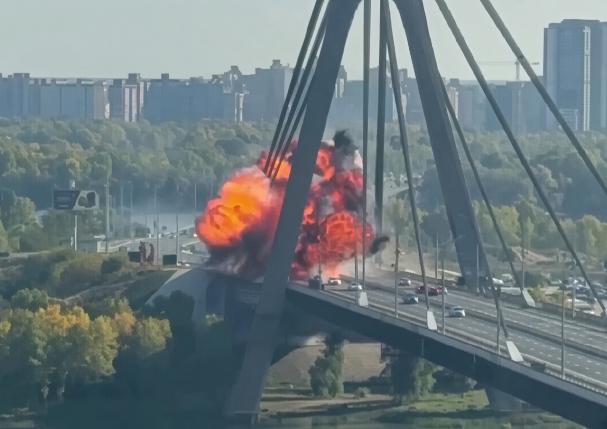 Rusi pogodili ključni most u Kijevu prepun automobila
