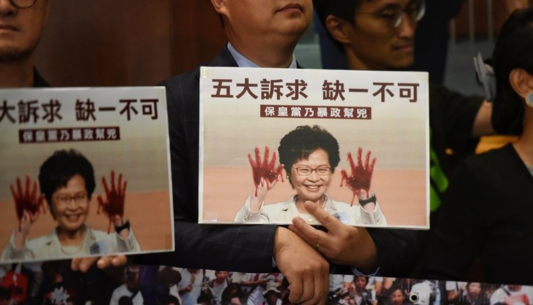 Nemiri u skupštini Hong Konga, prodemokratski zastupnici traže ostavku čelnice