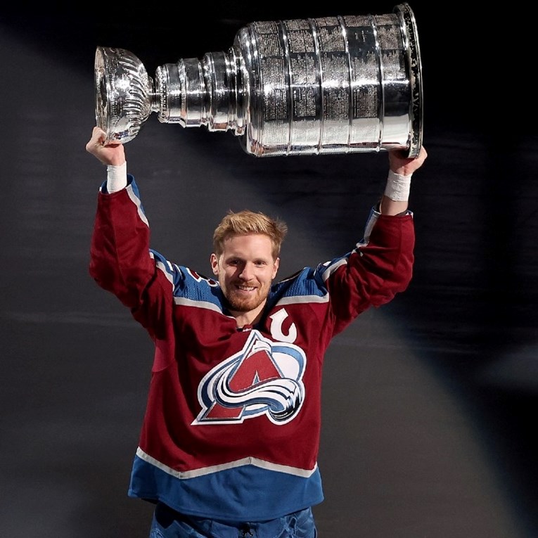 NHL zvijezda osvojila Stanley Cup pa propustila tri sezone. Vraća se nakon 1028 dana