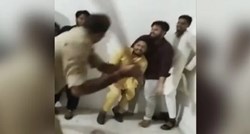 Policija u Indiji štapovima mlati prosvjednike. Političar: To je poklon buntovnicima