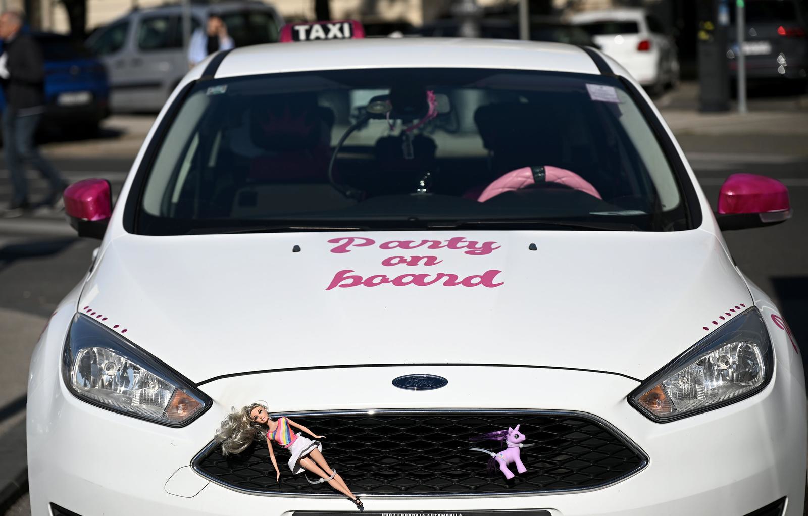 Zagrebom vozi - Barbie taksi
