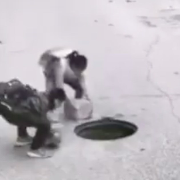Djeca kamenjem ogradila otvoreni šaht, ljudi ih prozvali herojima