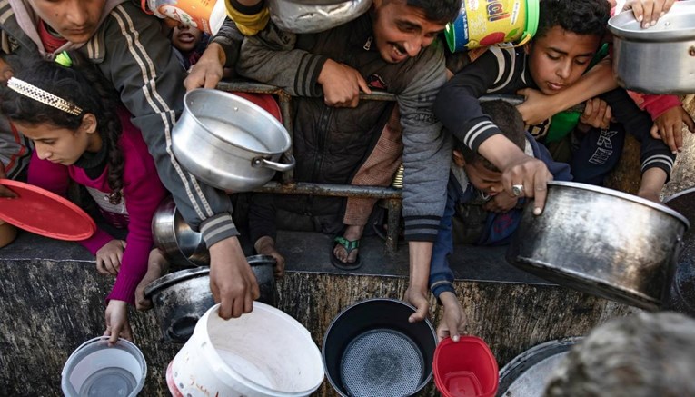 UN-ova agencija: Izrael više ne dopušta konvojima hrane prolaz do sjevera Gaze
