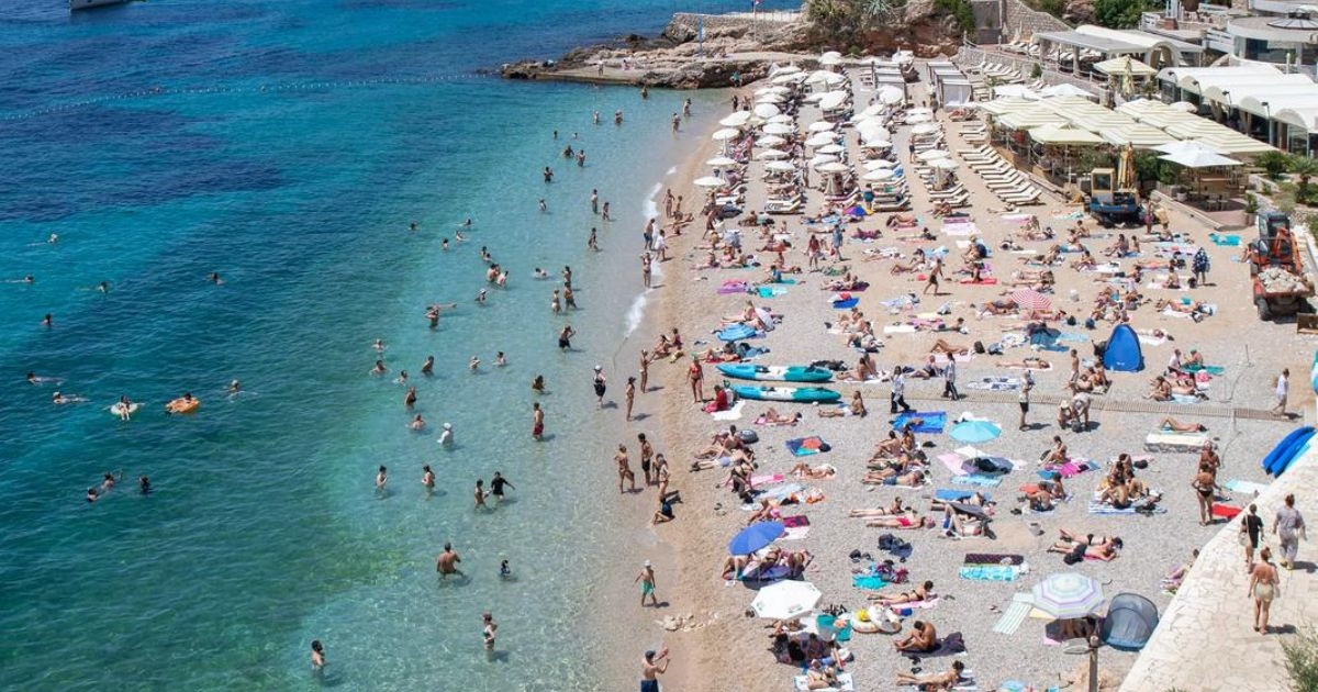 FOTO Najpoznatija plaža u Dubrovniku puna je kupača, grad vrvi turistima