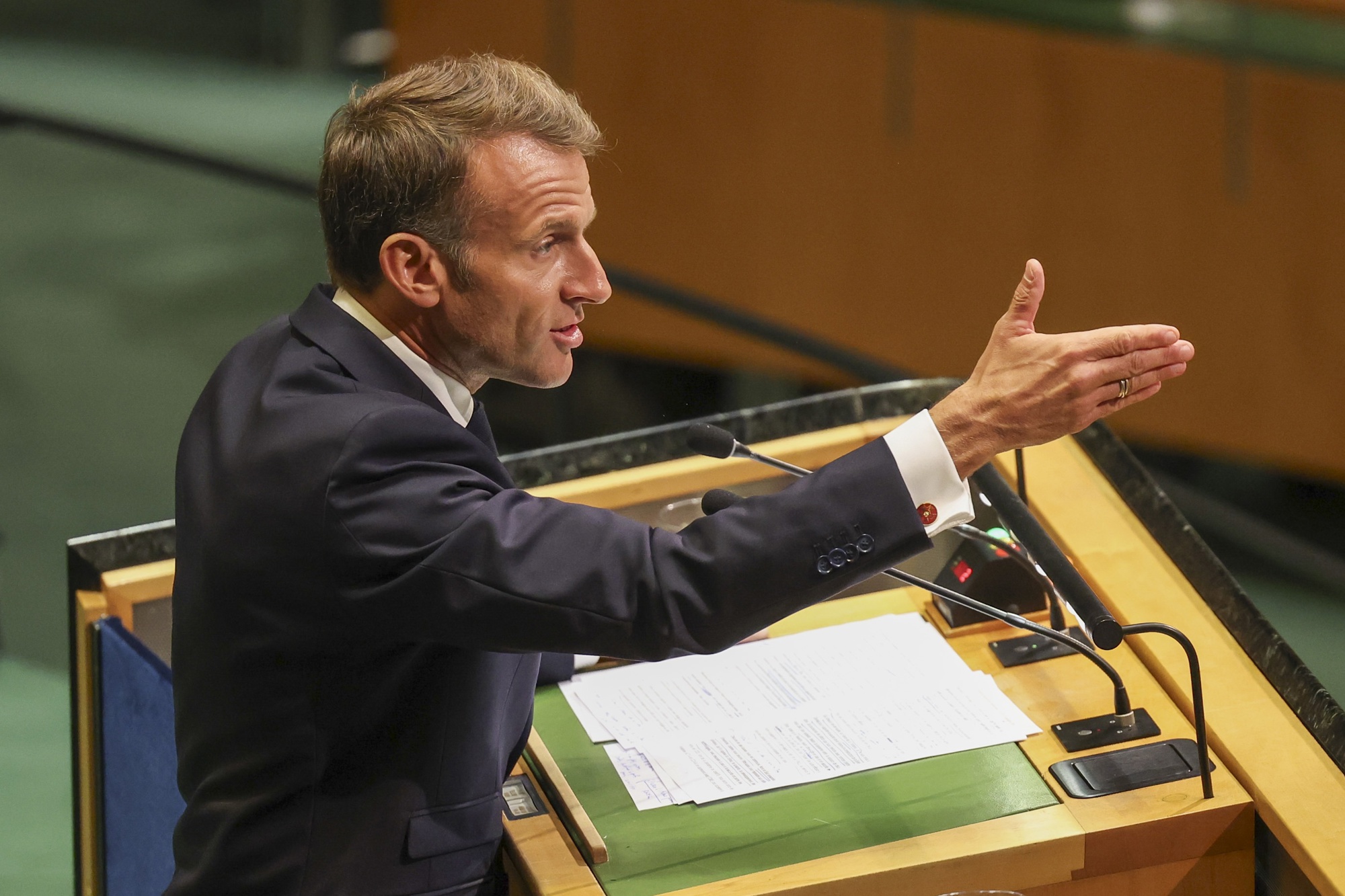 VIDEO Trump se hvalio, a onda za istu govornicu izašao Macron i oštro mu uzvratio