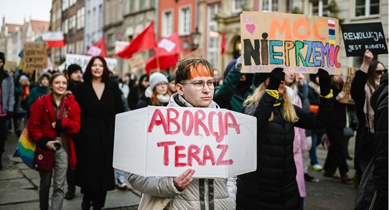 Poljska želi ukinuti zabranu pobačaja. Predsjednik će staviti veto na novi zakon?