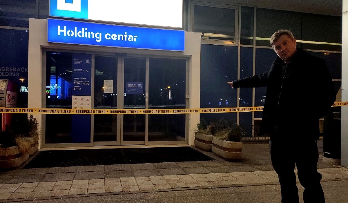 Juričan ispred Holdinga postavio žutu traku: "Korupcija u tijeku"