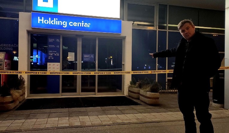 Juričan ispred Holdinga postavio žutu traku: "Korupcija u tijeku"