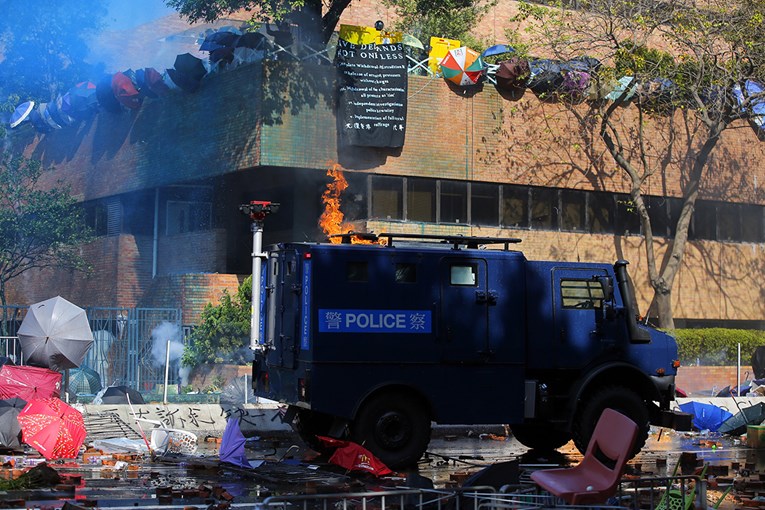 FOTO Rat na ulicama Hong Konga, novi sukob policije i prosvjednika