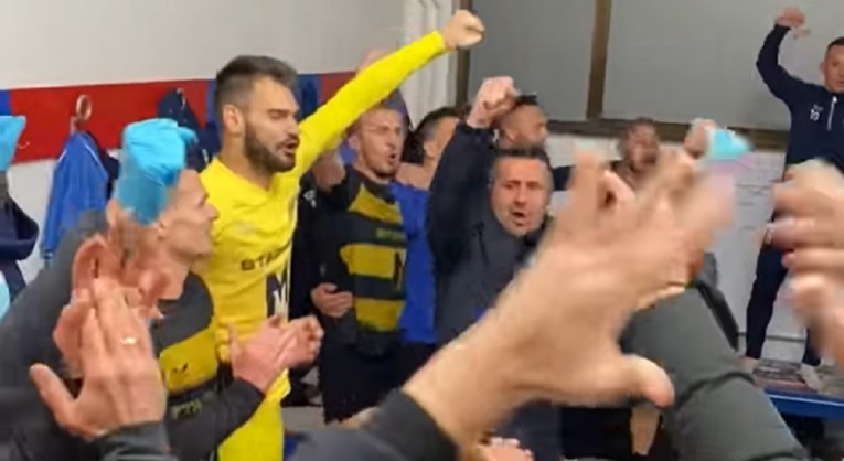 Bjelica vodio slavlje nakon rušenja Hajduka. Pogledajte šou u svlačionici na Poljudu