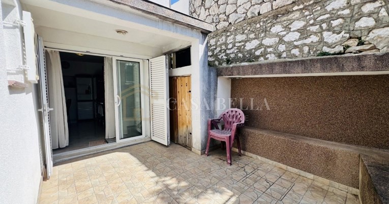 Namještena kuća s terasom u Jadranovu - samo 500 metara od mora za 150.000 €