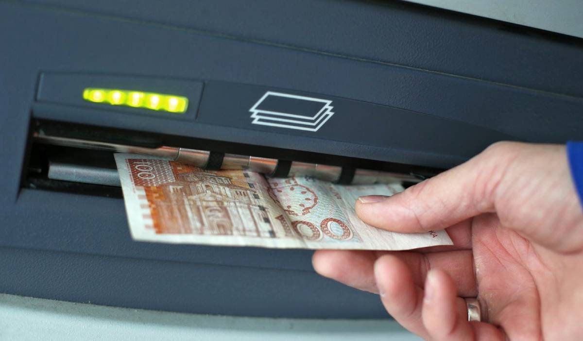 Dvije žene u Sesvetama ukrale novčanike i s bankomata podigle 18.000 kuna