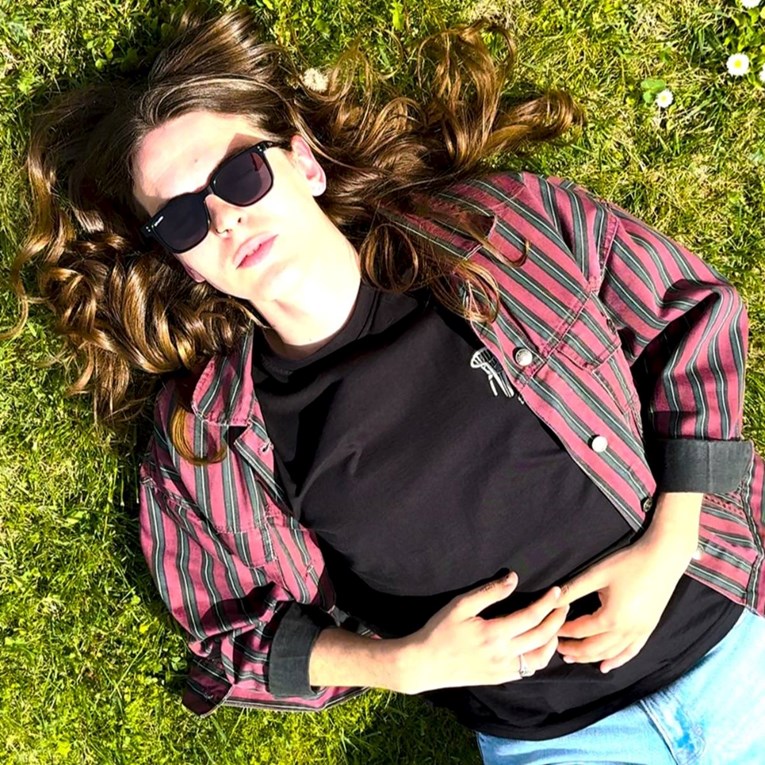 VIDEO Zbog duge kose misle da je žena, a on poručuje: "Volim se ovakav kakav jesam"