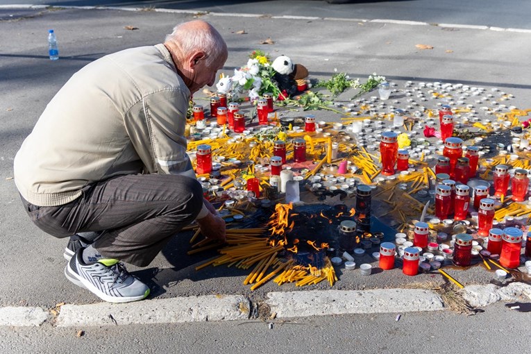 FOTO Novosađani donose cvijeće i pale svijeće za poginule u urušavanju nadstrešnice