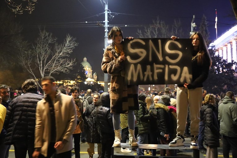 Prosvjed u Beogradu trajao i iza ponoći, najavljena blokada institucija
