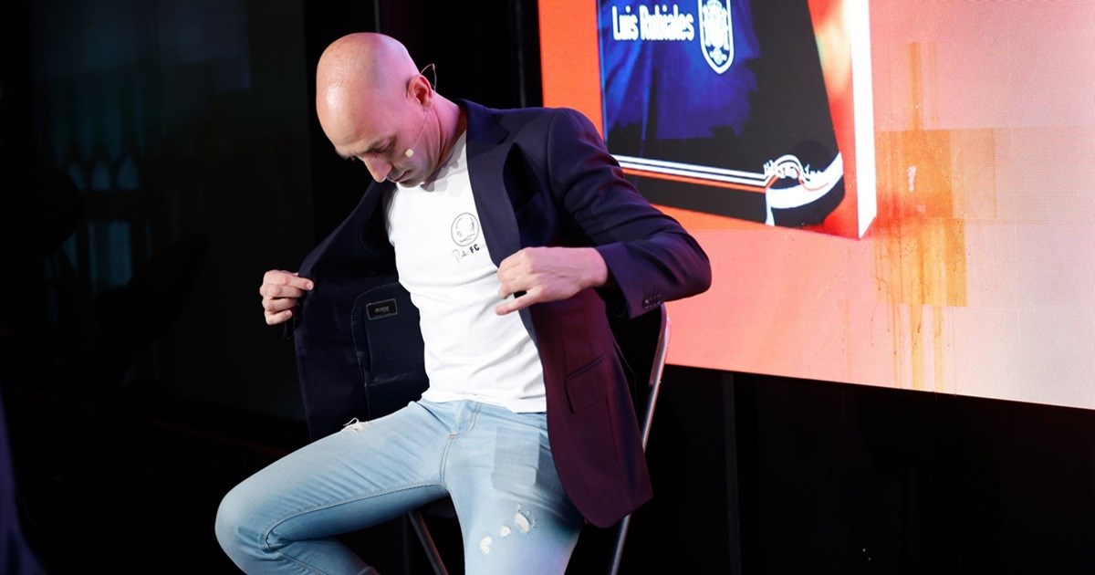 VIDEO Osramoćeni Rubiales predstavljao je knjigu. Tad su prema njemu poletjela jaja