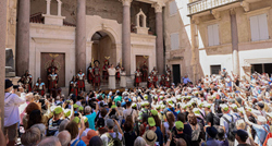 "Ave, Cezar": Povijesna smjena straže na Peristilu oduševila brojne turiste