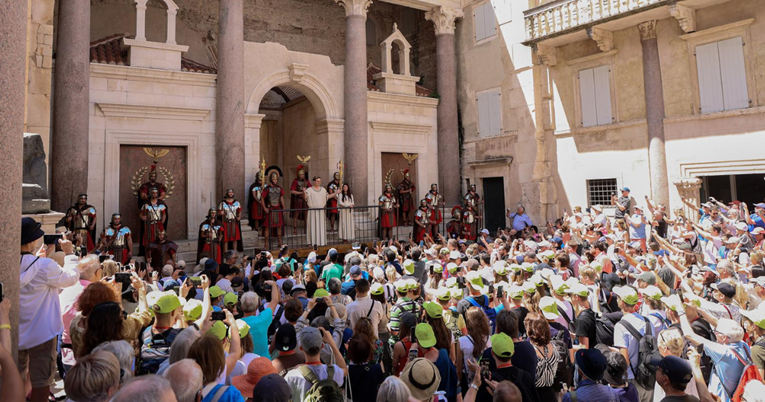 "Ave, Cezar": Povijesna smjena straže na Peristilu oduševila brojne turiste