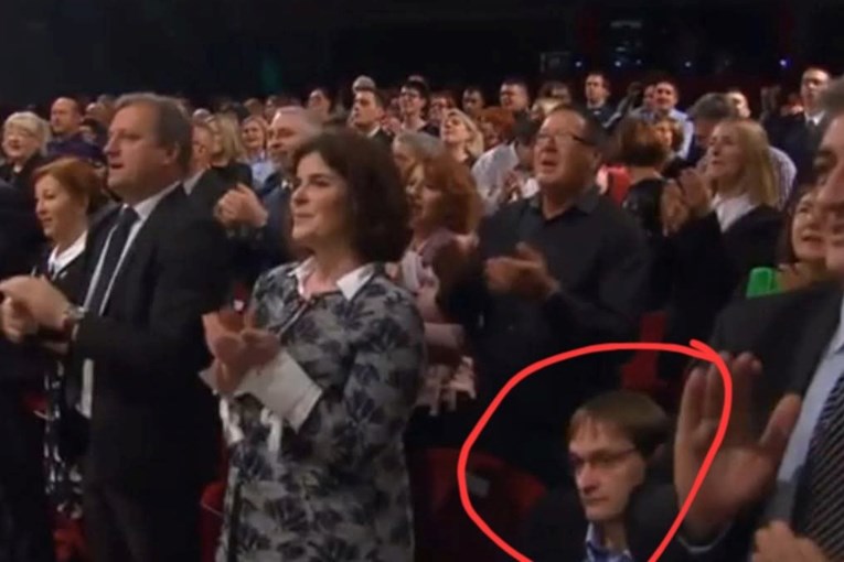 Vučetić podijelio fotografiju iz 2018.: Jedini sam sjedio na pjesmu Lijepa li si