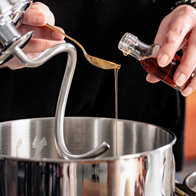 Prestanite kupovati ekstrakt vanilije, ovo je 100 puta bolje za sve kolače